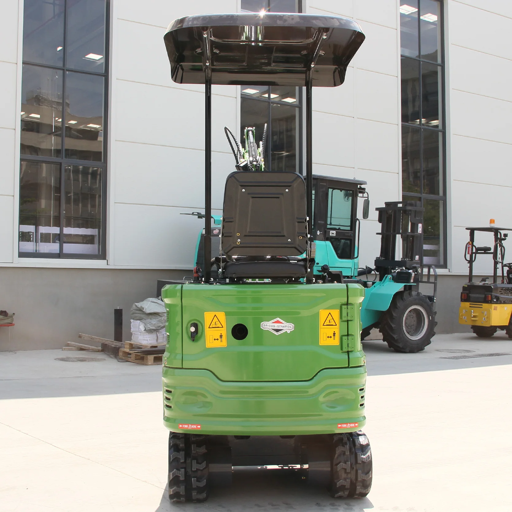 На складе США — мини-экскаватор 2000 фунтов с двигателем B&S мощностью 13,5 л.с., гидравлическое вспомогательное оборудование с добавлением покрытия.