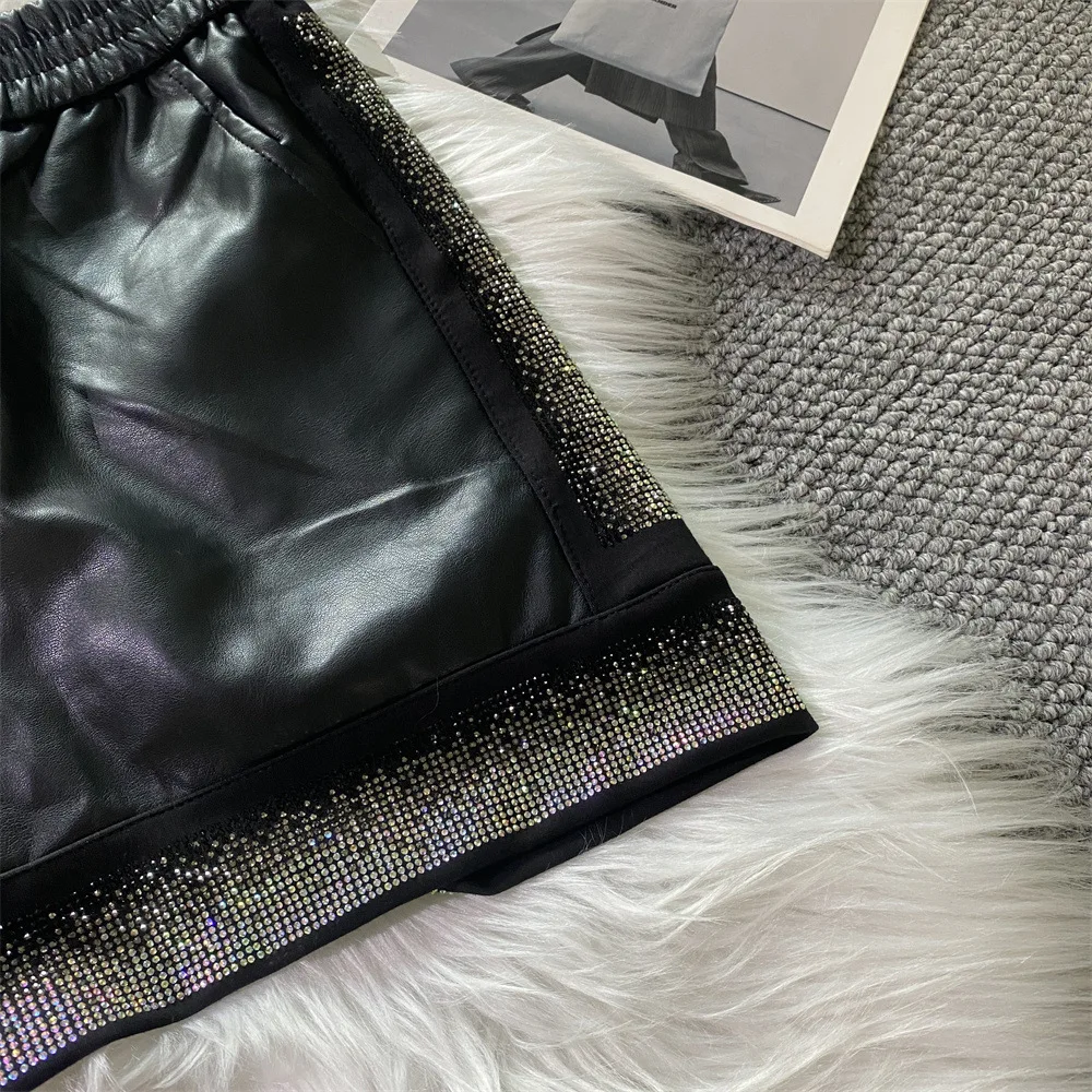 Pantaloncini in pelle forati a caldo per donna 2025 Autunno Inverno Nuovi pantaloncini per stivali da indossare esterni a vita alta in pelle PU larghi a gamba larga