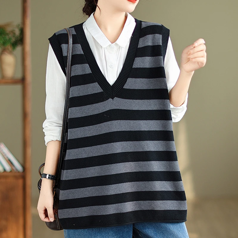 Spring New Literary Vintage Sweater Vest Women\'s Print V-neck Stripe Patchwork Loose Fashion Casual Simple Knitted Vest Top 2024