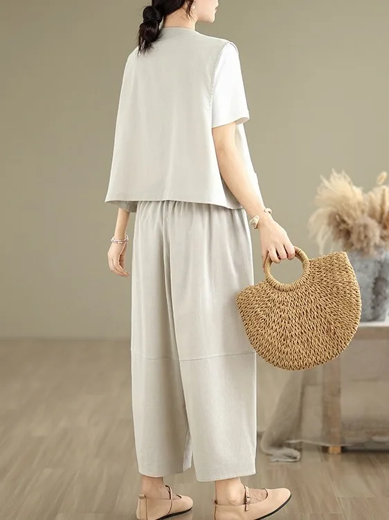 Modny komplet z czystej bawełny i lnu: top na ramiączkach z dekoltem w serek zapinany na guziki i spodnie o prostych nogawkach o długości 7/8 lub szerokich nogawkach, styl casual, dwuczęściowy...