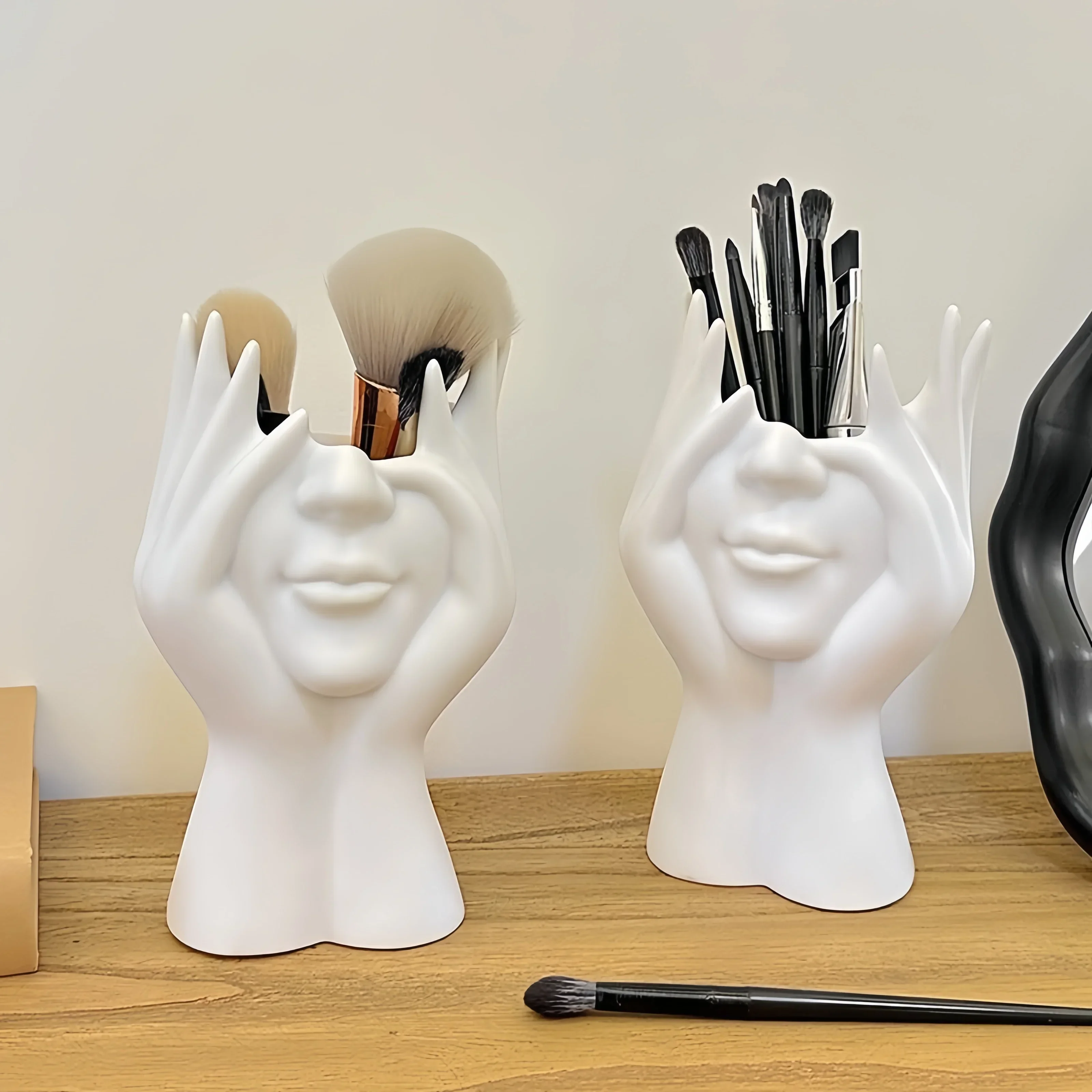 A Creative Face Storage Box – a Desktop Organizer with a Brush Holder for Storing Makeup Brushes Amagi