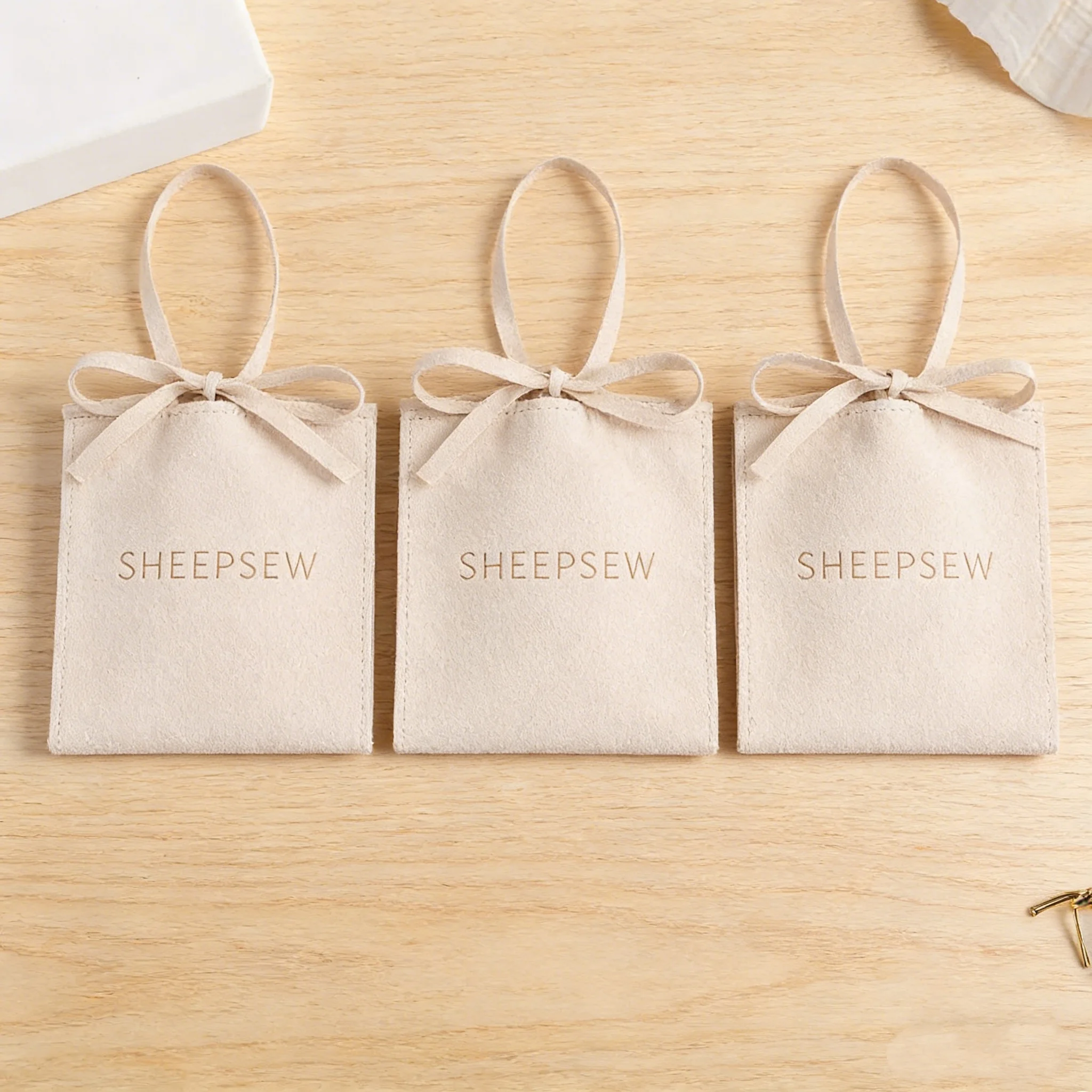 

SHEEPSEW Роскошный персонализированный мешочек для украшений из микрофибры с логотипом, в форме конверта, премиум-упаковка
