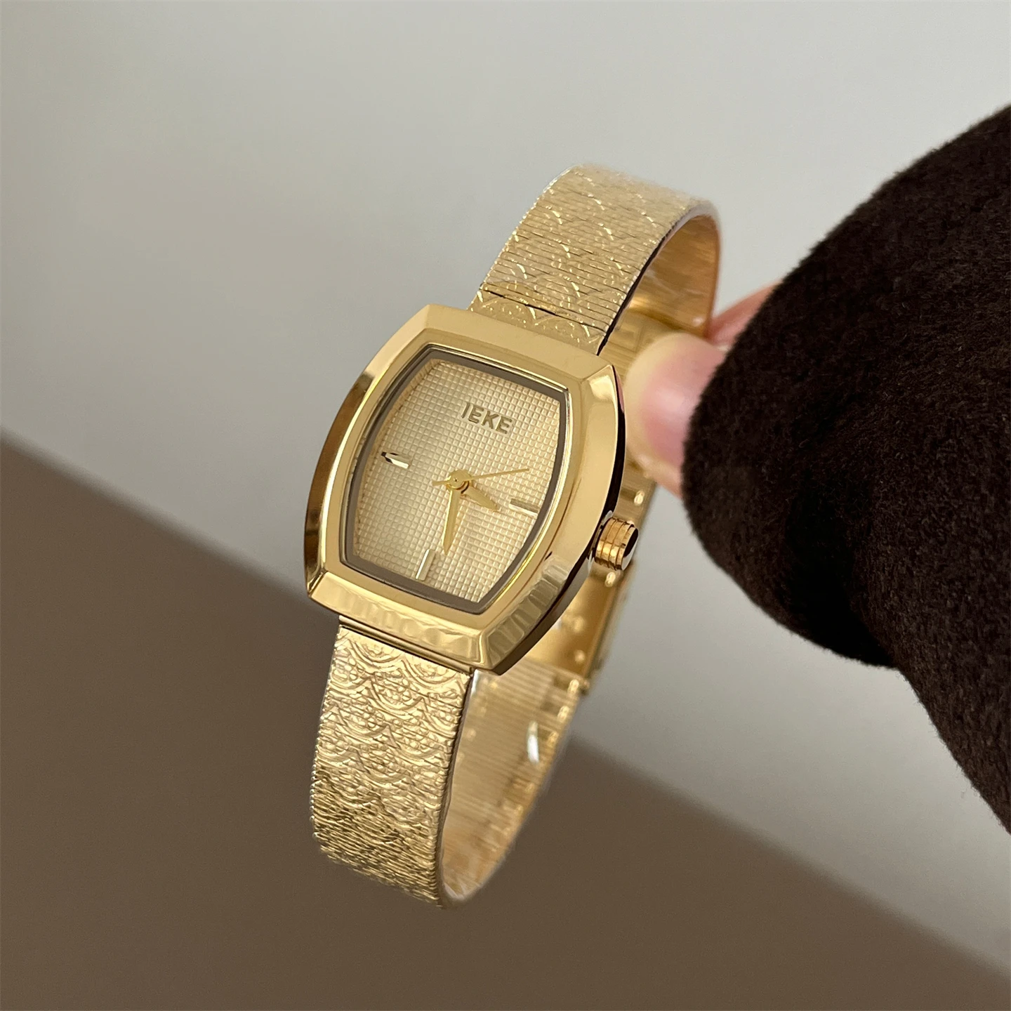 Retro-style high-value barrel-shaped thin strap women's watch, fashionable and versatile quartz wristwatch, women's gift.