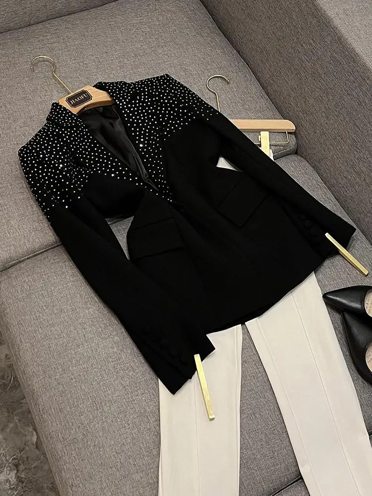 

Новый модный деловой костюм 2026 года: пиджак на одной пуговице и юбка с бриллиантовым декором, приталенный крой, длинный рукав, для офиса