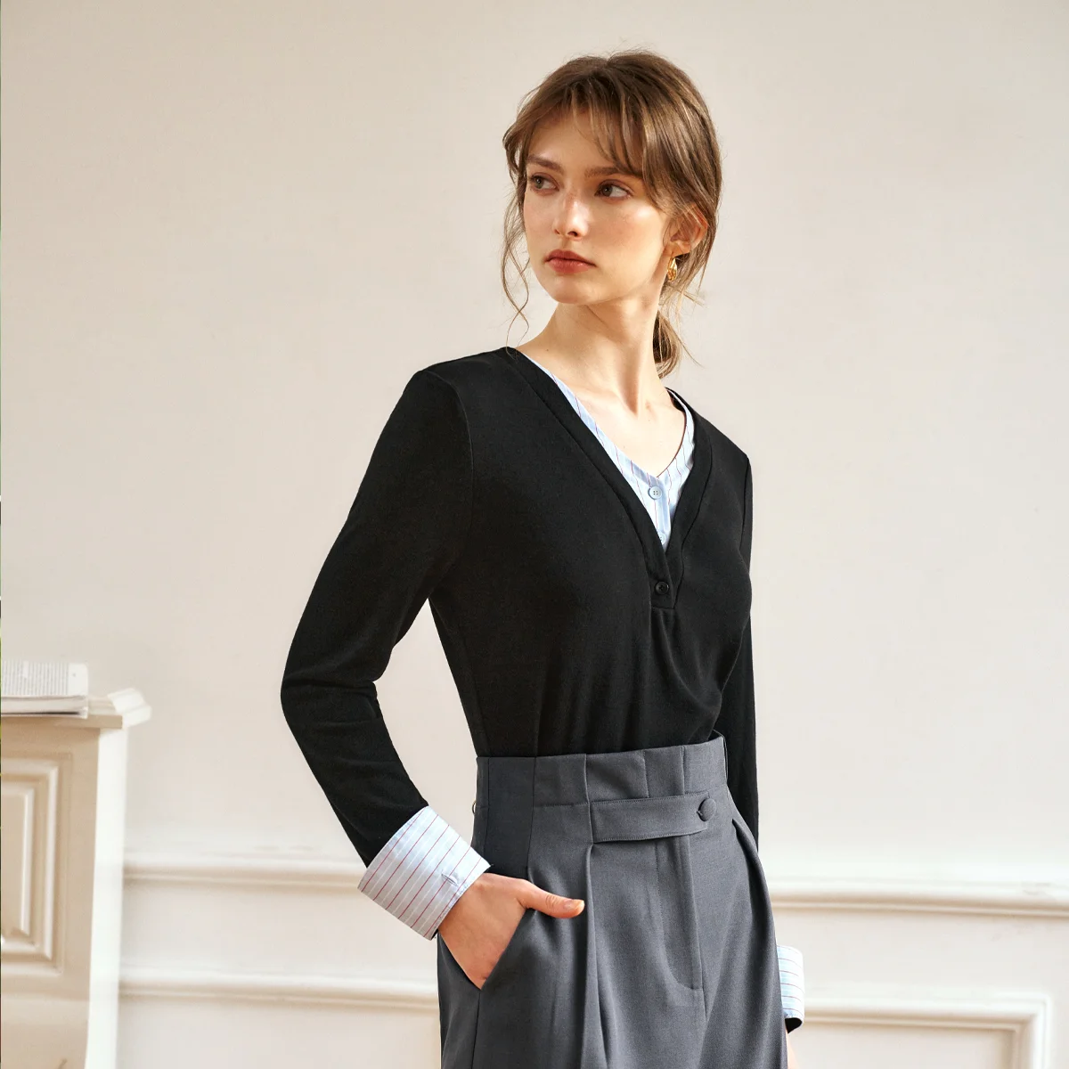 OLrain 2025 Spring New Contrasting Color Splicing Fake Two-piece V-neck Design Long-sleeved T-shirt Casual Simple Top M57CT96086