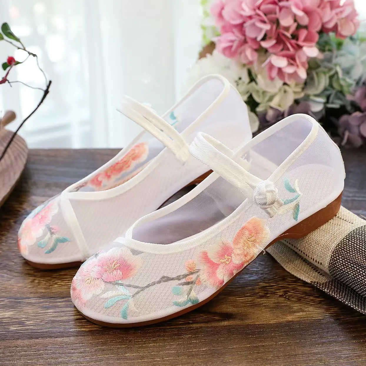 Woman's Ethnic Style Low Heel Mesh Embroidered Shoe Soft Sole Non Slip Round Toe Shallow Buckle Strap Mary Jane Shoe Hanfu Shoe