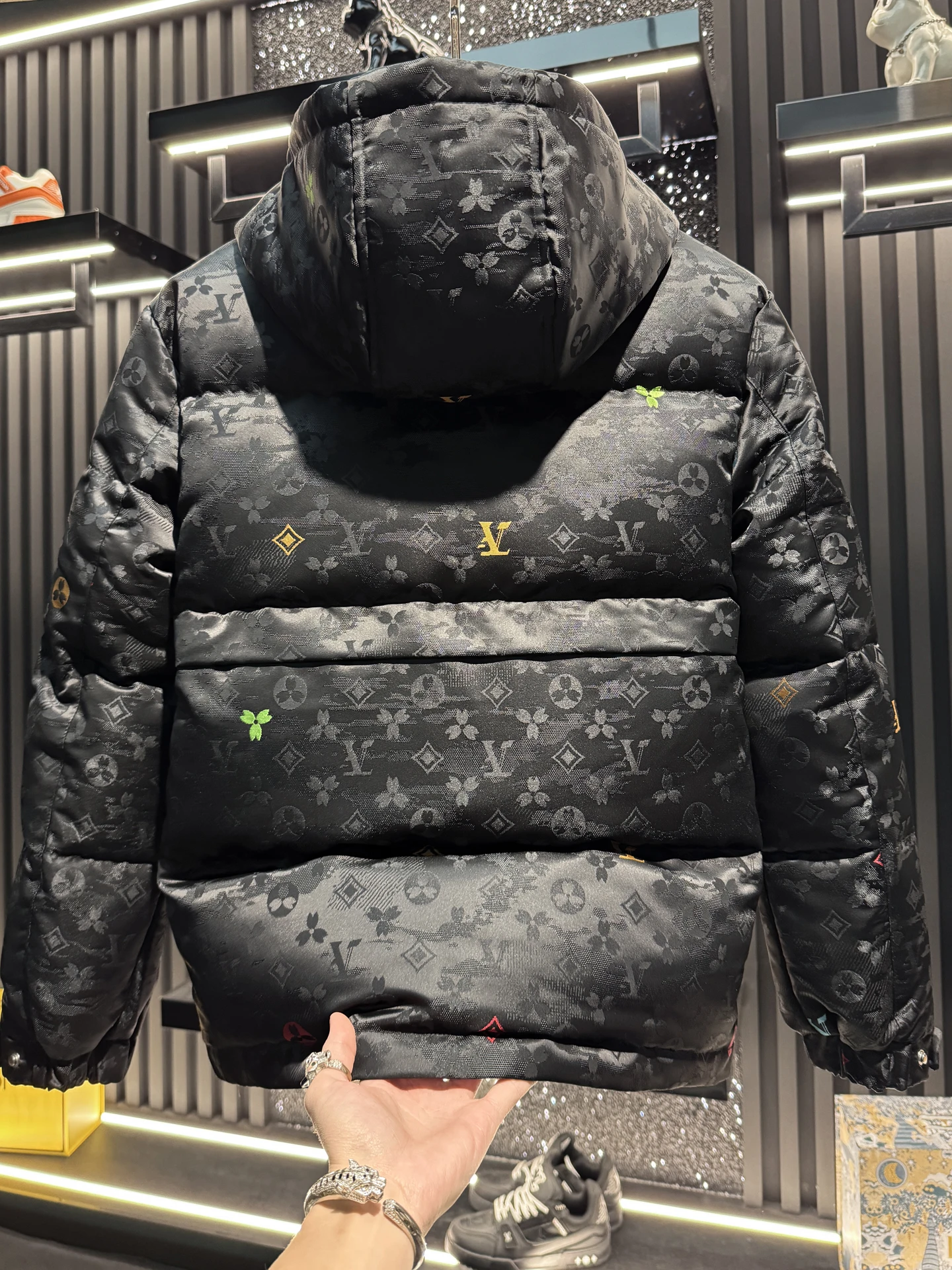 

Luxury Embroidered Hooded Men's down Jacket Thick Warm Black Short Fashion Brand European Style Polyester Fiber White Duck down