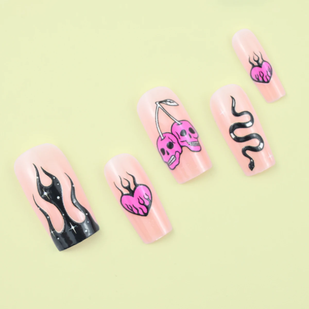 24 Stuks Middellange Vierkante Nagel Hete Stijl Kwade Charme Liefde Skelet Zoete Koele Nail Art Geschikt Voor Halloween Dragen Afneembare Fa