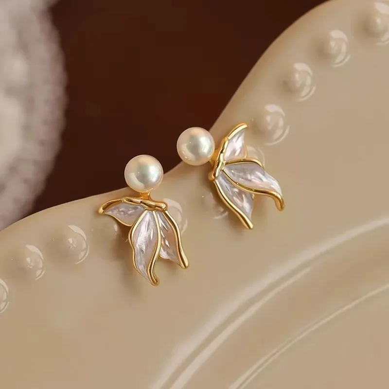Elegant fish tail pearl earings stud light luxury high-end gentle and simple White Fritillaria earring for women wedding jewelry
