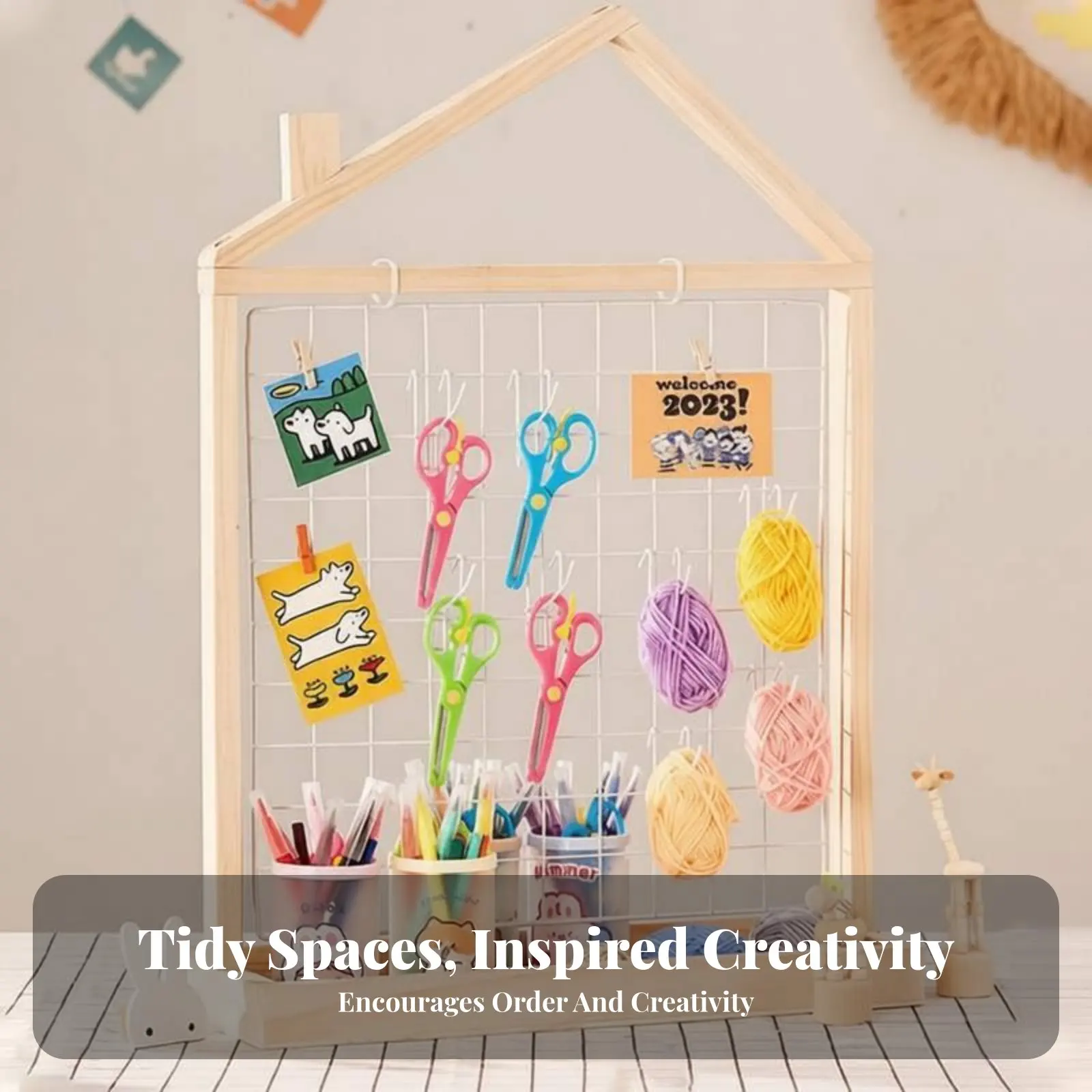 appendiabiti-a-forma-di-casa-con-ruote-design-autoportante-appendiabiti-per-bambini-costruzione-robusta-e-portatile-per-la-scuola-materna