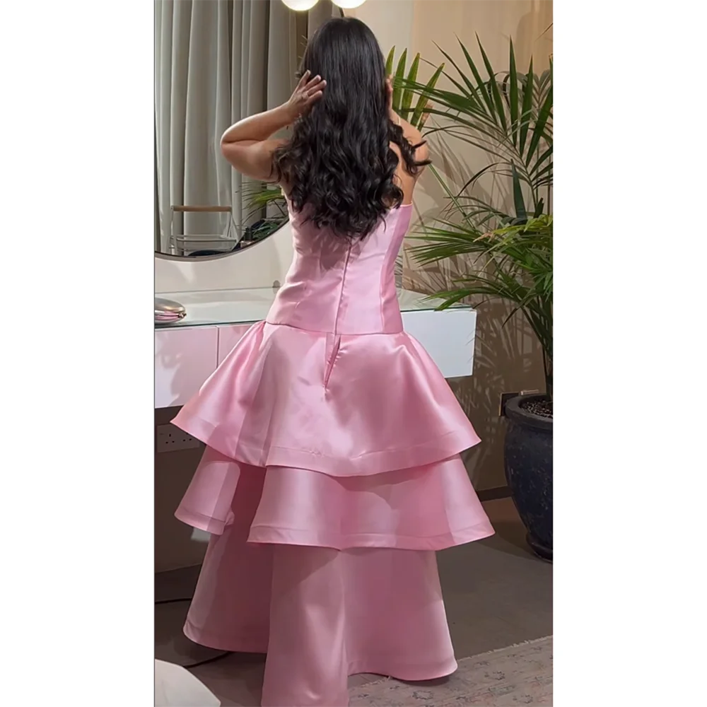 ロングピンクウエディングドレス ストラップレス ティアードプリーツ サテンボールガウン バックレス フロアレングス エレガントパーティードレス カスタマイズ