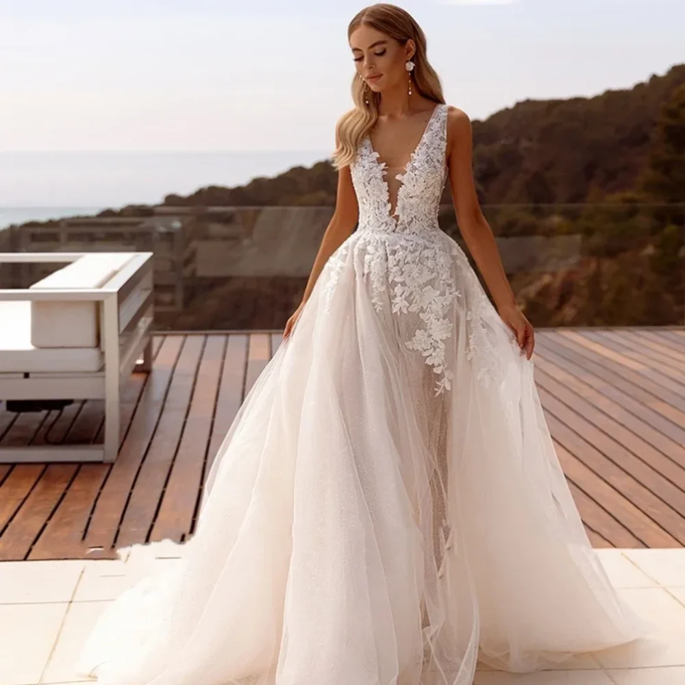 Abiti da sposa Boho lunghi lucidi di classe con scollo a V profondo con applicazioni A Line Slit Sweep Train Robe De Mariée