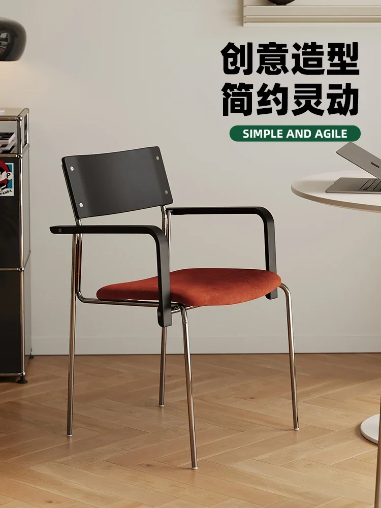 كرسي طعام من العصور الوسطى خفيف فاخر عالي الإحساس للمنزل مصمم كرسي من الخشب الصلب مسند ذراع حقيبة ناعمة ترفيه بسيط