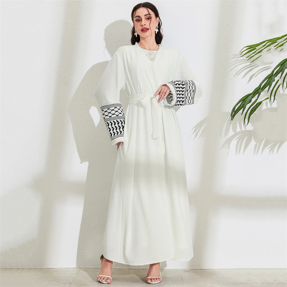 A Fashionable And Elegant Pocket Cardigan With Embroidered Color-blocking Dress And Robe By Middle Eastern Muslims