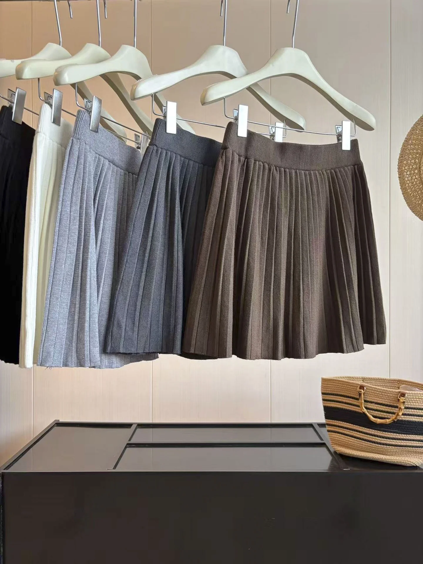 DIYI High Density Wool Knitted A-Line  Skirt Women Winter Short Pleated Umbrella Skirt Polyester Fiber Standard Fit