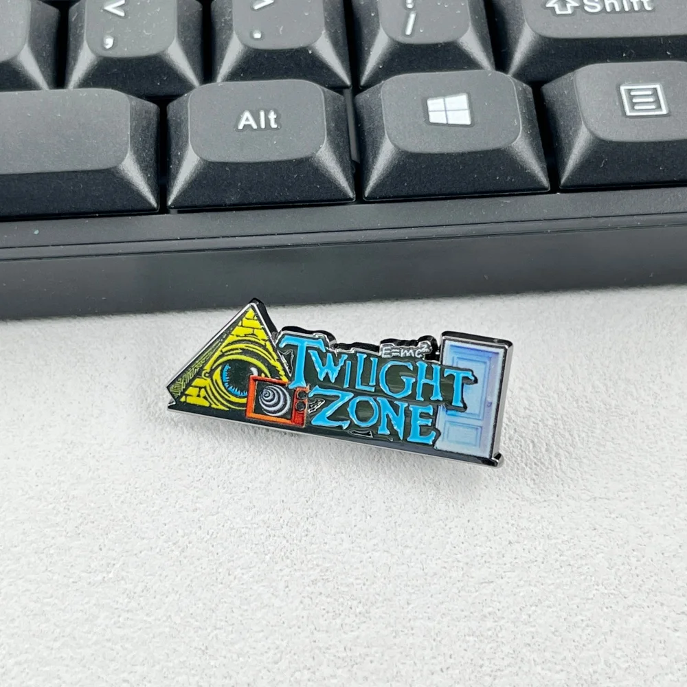 The Twilight Zone Metallbrosche Sci-Fi TV-Show Emaille-Pin Allsehendes Auge Pyramiden-Abzeichen Kleidung Rucksack Reversnadeln Sci-Fi Fan Geschenk – Detail 8