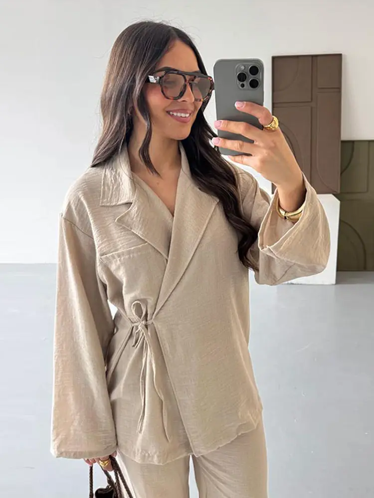Neue Damen-Outfits: Schicke Anzüge mit Revers, seitlicher Schnürung, langen Ärmeln, Taschen und weiten Hosen – Detail 12