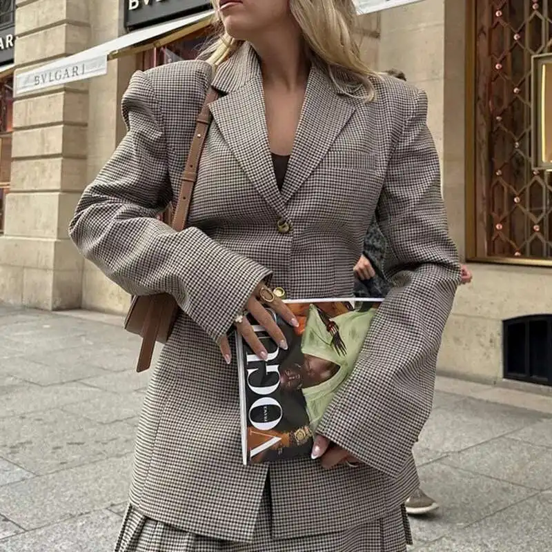 سترة نسائية عصرية من EAEOVNI بحزام خلفي وتصميم خصر مجمع سترة ضيقة واحدة الصدر ملابس ربيعية جديدة للمكتب للسيدات 2025