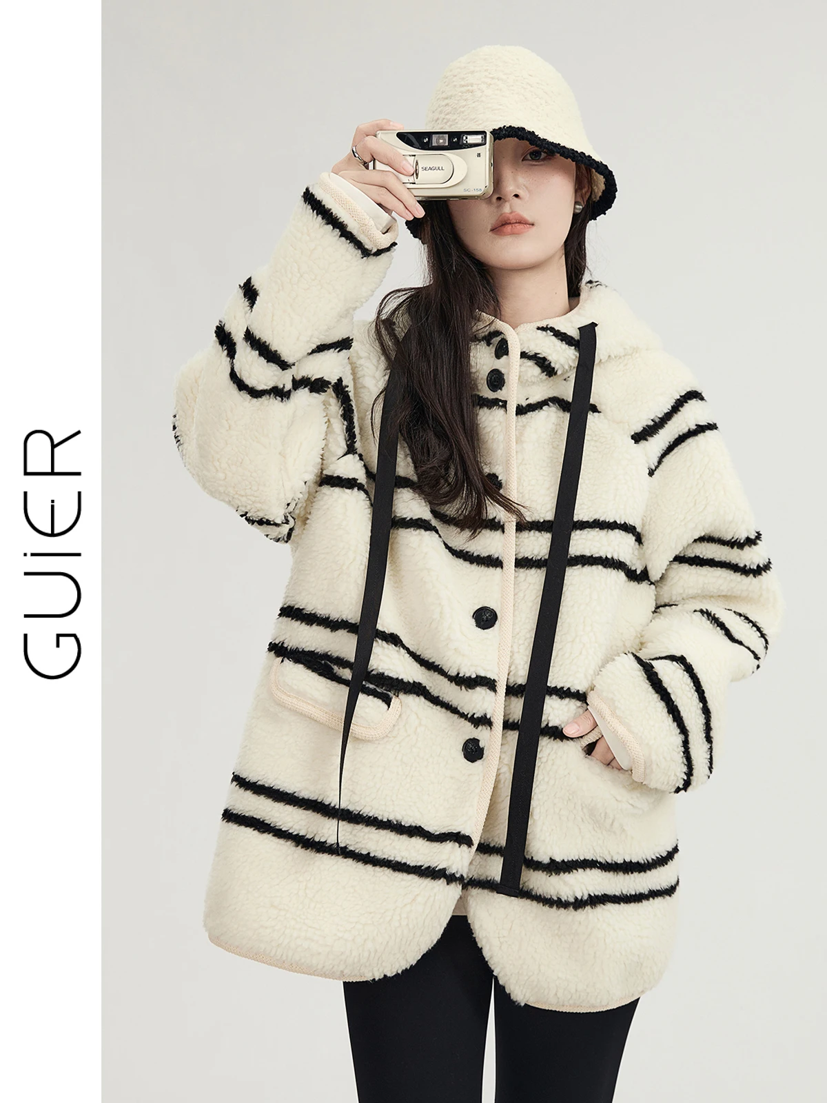 

Женская зимняя куртка Guier с капюшоном из овечьей шерсти, новый дизайн, свободный крой, в полоску, модная повседневная верхняя одежда, длинный рукав, на пуговицах