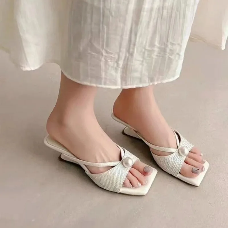 Französischer Feenstil Quadratische Offene Zehenpartie Pantoletten Damen Sommer Mode Spezieller Absatz Perlen-Dekoration Elegante High Heels