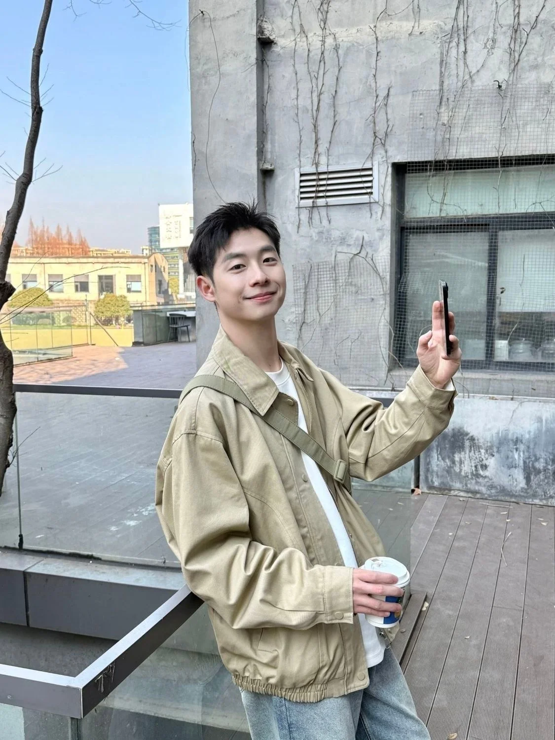 

Мужское пальто: светоотражающее, желтое, плюшевое, роскошное, изысканное, богатое, изобилие, роскошь, комфорт.