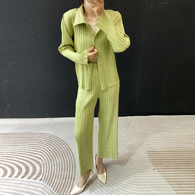 

Женский комплект из 2 предметов Miyake Fashion: однобортная блузка с длинными рукавами и эластичными прямыми брюками с воротником