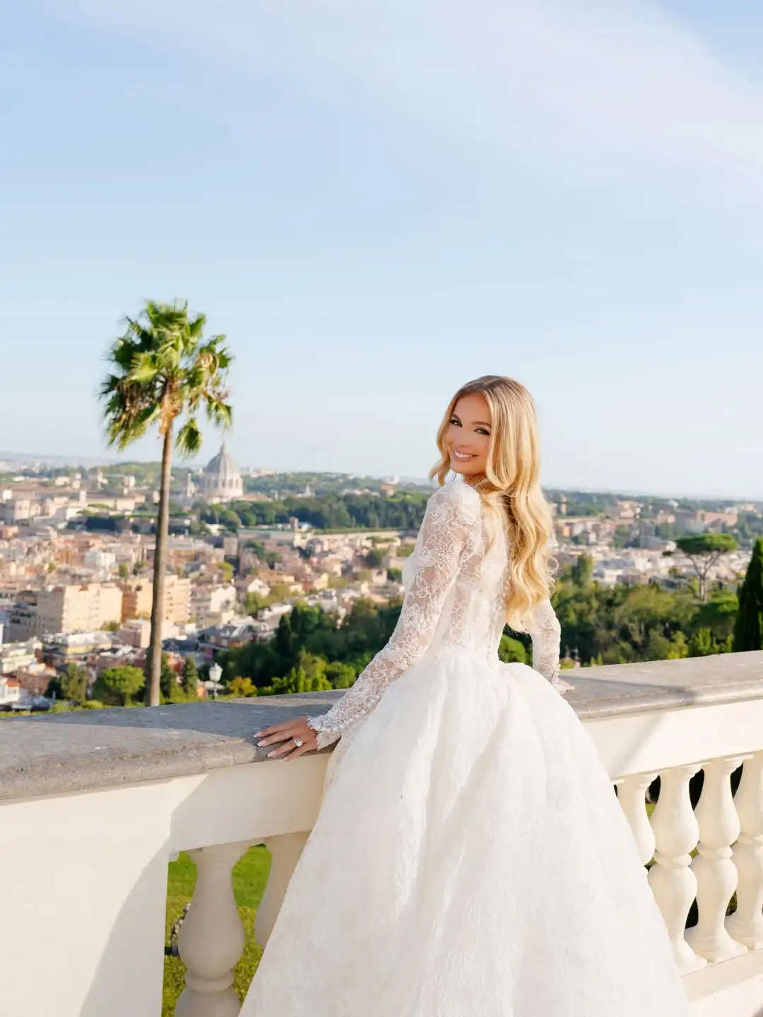 

Luxury Long Sleeve Lace Wedding Dress for Bride, Princess Bridal Gown with Cathedral Train, Romantic V Neck Royal Wedding Dress