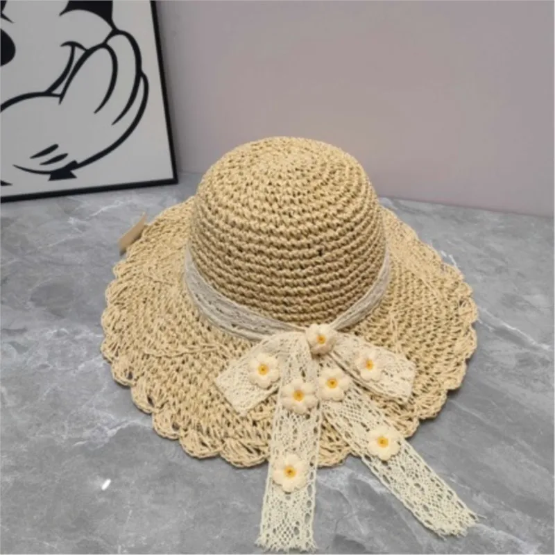 This is a versatile summer hat that can be folded to protect ultraviolet rays when going out