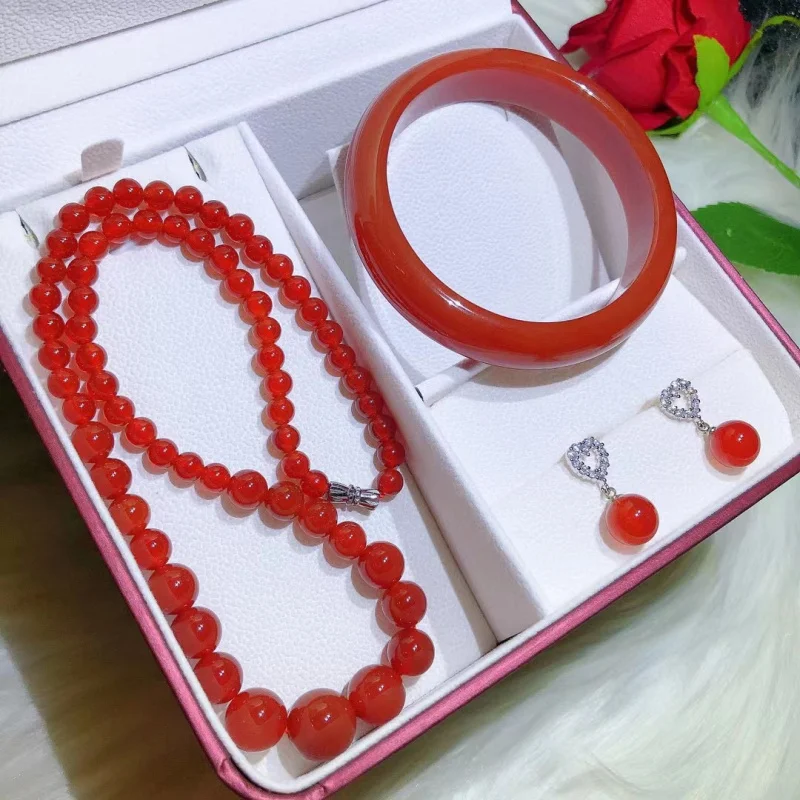 

Комплект из трех предметов: браслет и ожерелье из халцедона и агата