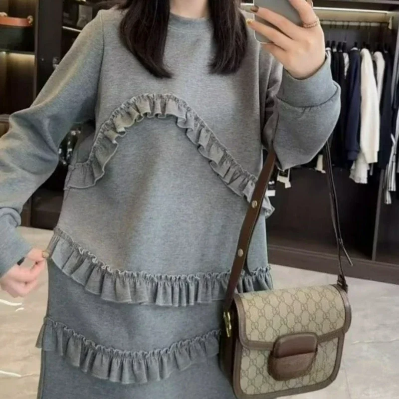 2026 خريف شتاء نمط جديد من فستان هوديي المرأة فستان عصري غير رسمي فضفاض متوسط الطول مكشكش على شكل حرف a تي شيرت #5