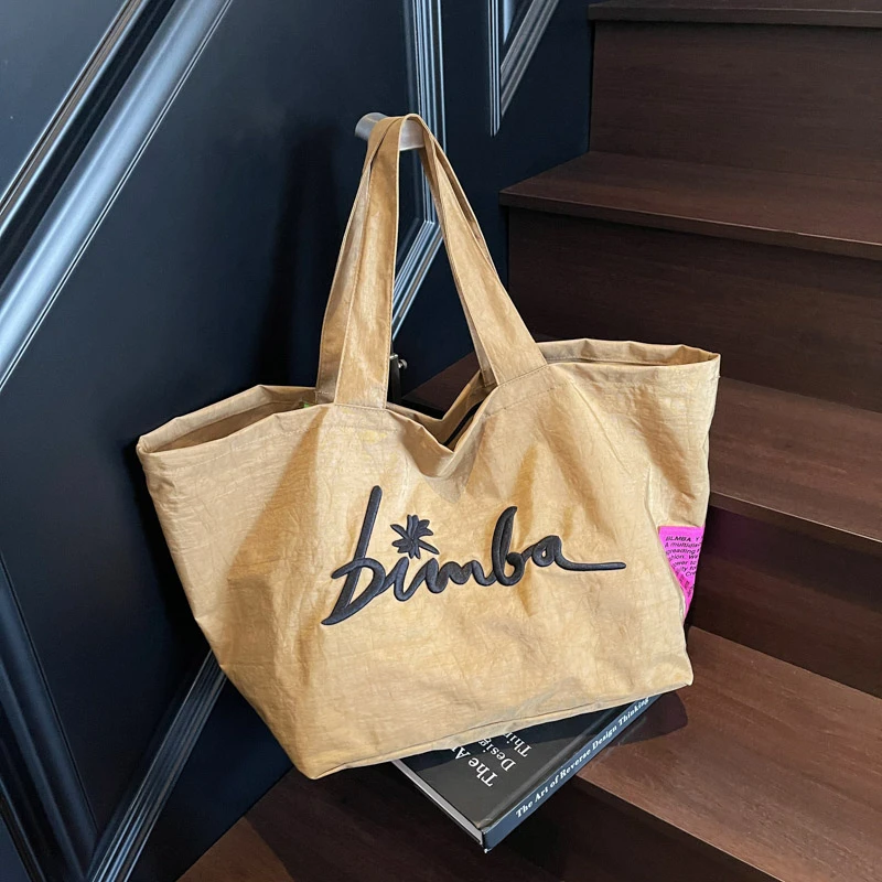 

Роскошная сумка для подгузников с гладкой поверхностью, которую легко протирают и очищают, экономит время занятых мам в повседневной жизни.