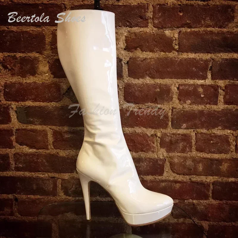 

Женские белые блестящие кожаные эластичные ботильоны до колена на низкой платформе с острым носком на шпильке, с боковой молнией, повседневные офисные элегантные туфли