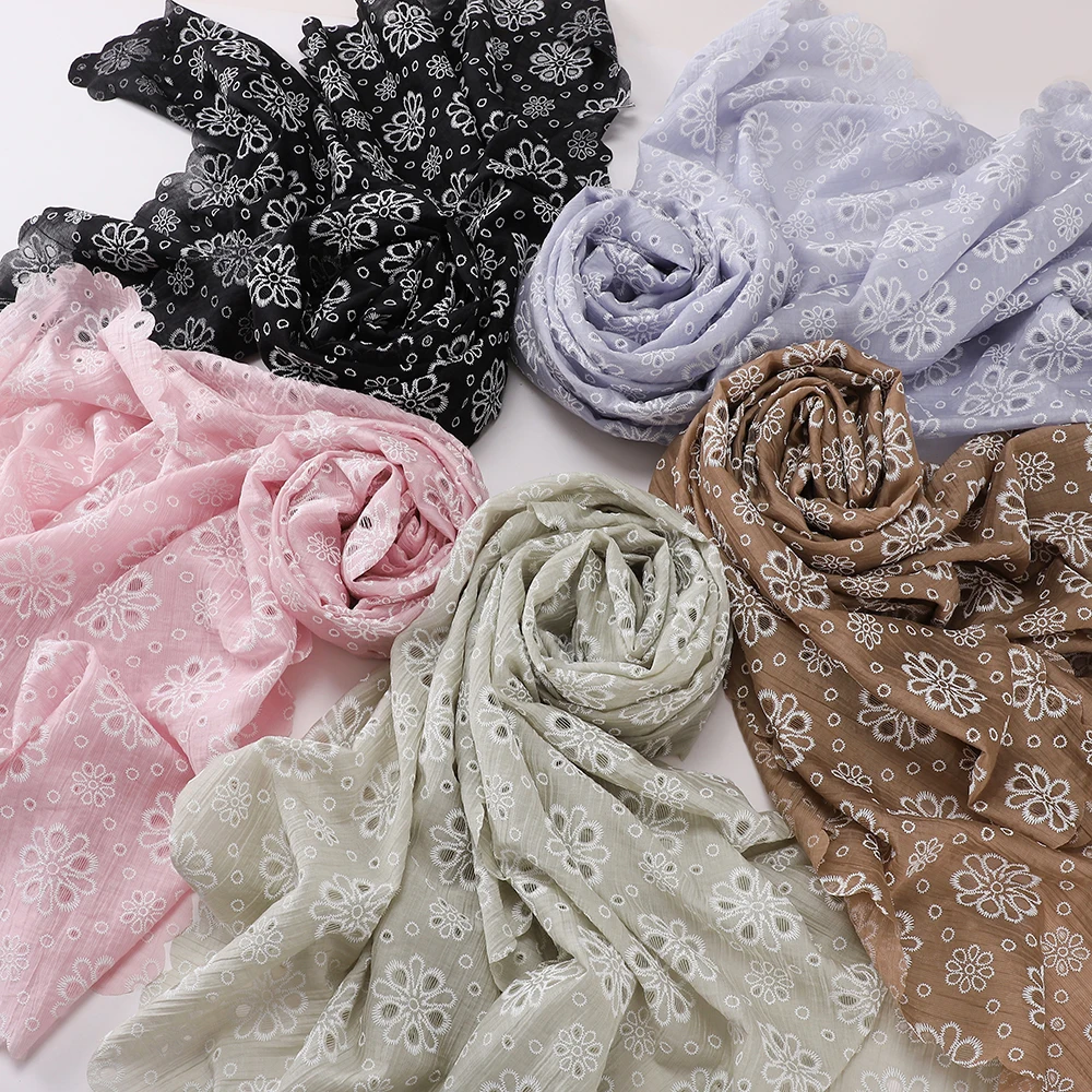 Crinkle-Stoff, weiße Blumenstickerei, muslimischer Hijab, gewellter Spitzenrand, islamisches Kopftuch, eleganter türkischer Stil, Damenschal – Detail 9