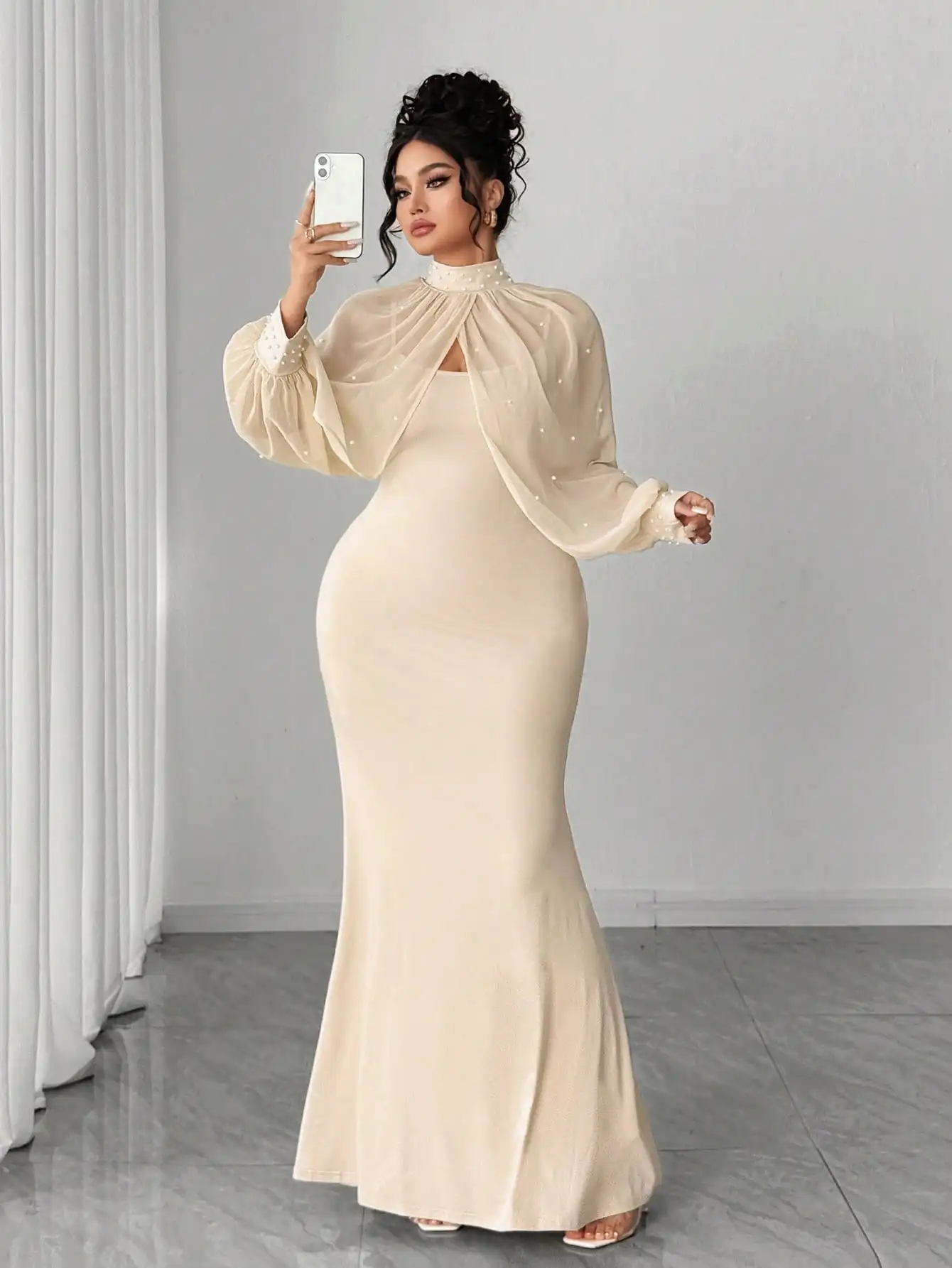 

Элегантное платье-русалка больших размеров с длинными рукавами, сетчатой накладкой и жемчужной отделкой