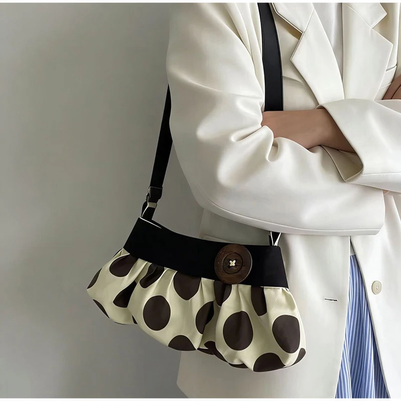 Koreanische Umhängetasche mit Polka Dots, große Tragetasche mit plissiertem Design und Holzknopf-Dekor, niedliche lässige Handtasche für Mädchen – Detail 19