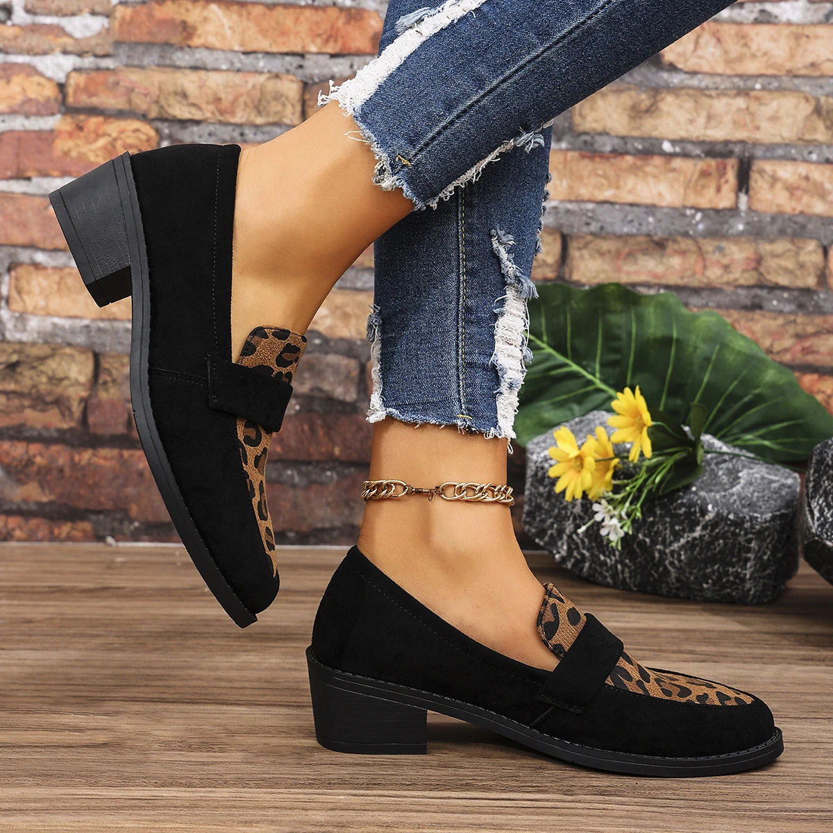 2024 New Spring Autumn Fashion Women Designer Comfortable Casual Shoes Women Medium Heel Pointed Toe Leopard Print Slip-On Shoes