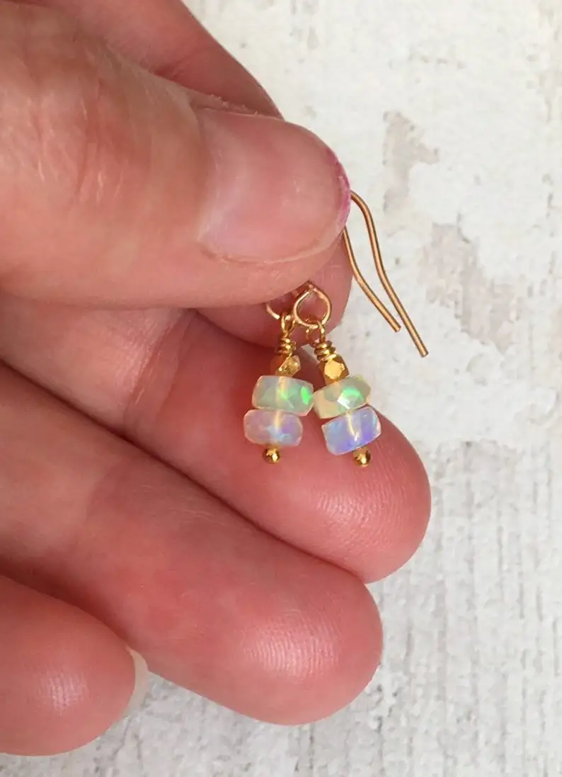 أقراط أوبال لذيذة / تتدلى أوبال ذهبي / جوهرة ميلاد أكتوبر / مجوهرات أوبال / هدية لها