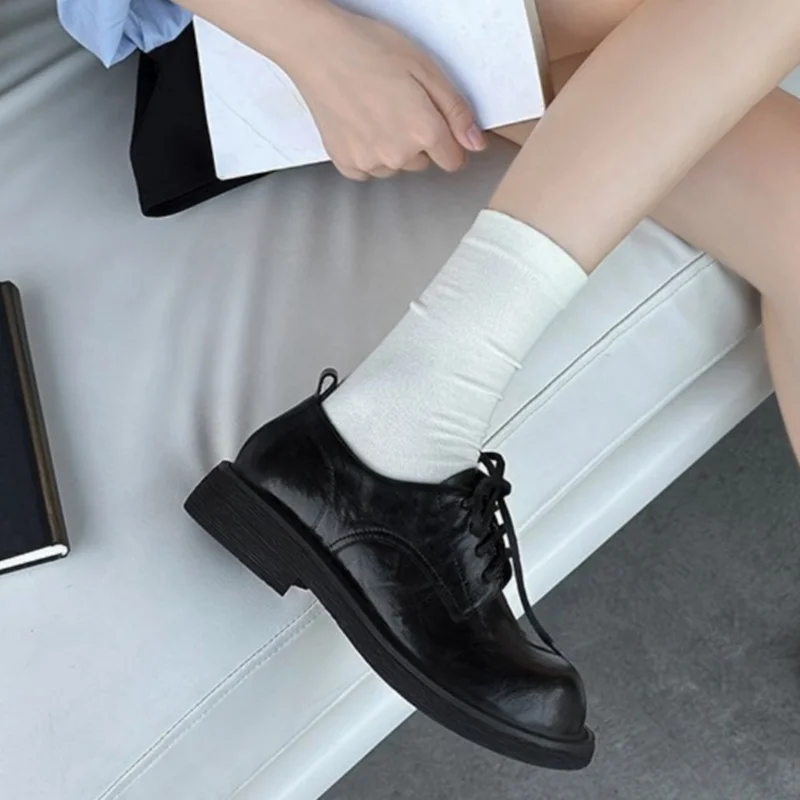 النمط البريطاني أوكسفورد 2025 جديد جلد جولة تو أحذية رجالي أحذية الإناث غير رسمية الرجعية مريحة لينة منتصف الكعب أحذية النساء