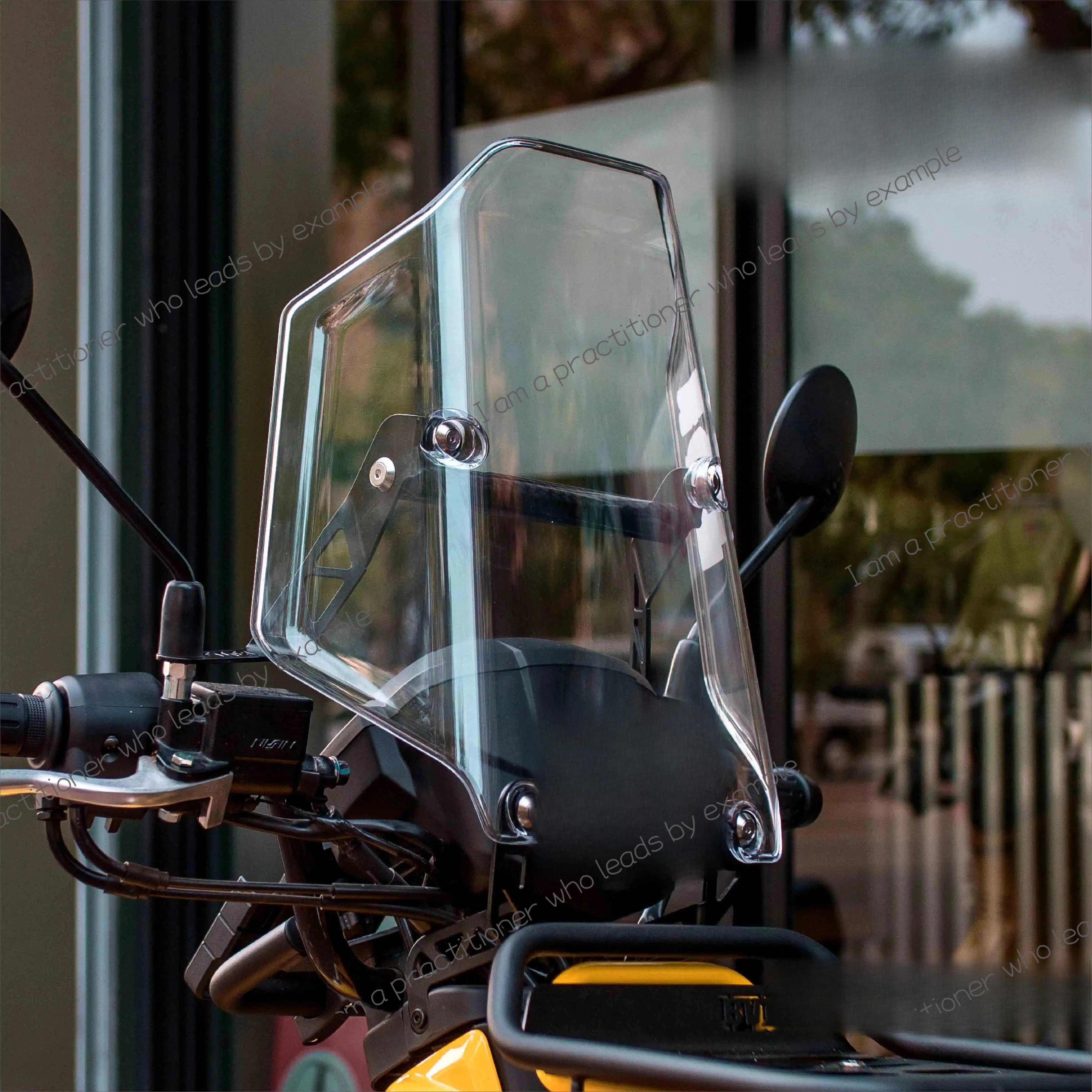 ホンダカブCC110のフロントガラスに適しています。フロントガラスは射出成形されたPC製で、カーボンファイバー製のナビゲーションバーが付いています。