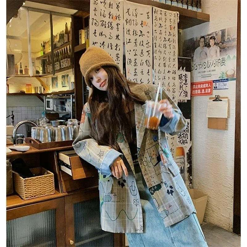 Mała niszowa kurtka z nadrukiem graffiti w kratę, nowy styl na wiosnę i jesień 2025, luźny krój na ramiona, casualowa koreańska wersja, średniej długości garnitur.