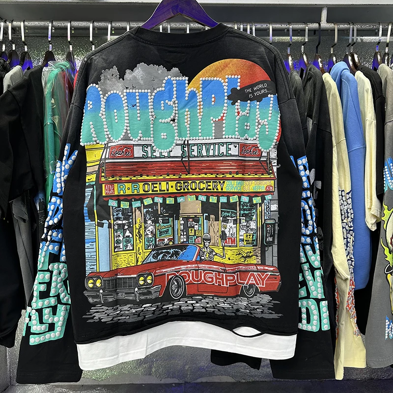 Foto Real RoughPlay manga larga Retro calle Bodega patrón impreso espuma cuentas hombres dobladillo empalmado Y2k ROUGH PLAY camiseta