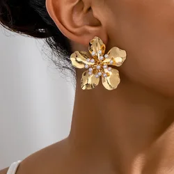 Stud Earrings For Women Exaggerated Metal Flower Imitation Pearl Flower Core Retro Ear Accessories Fashion Jewelry BE520