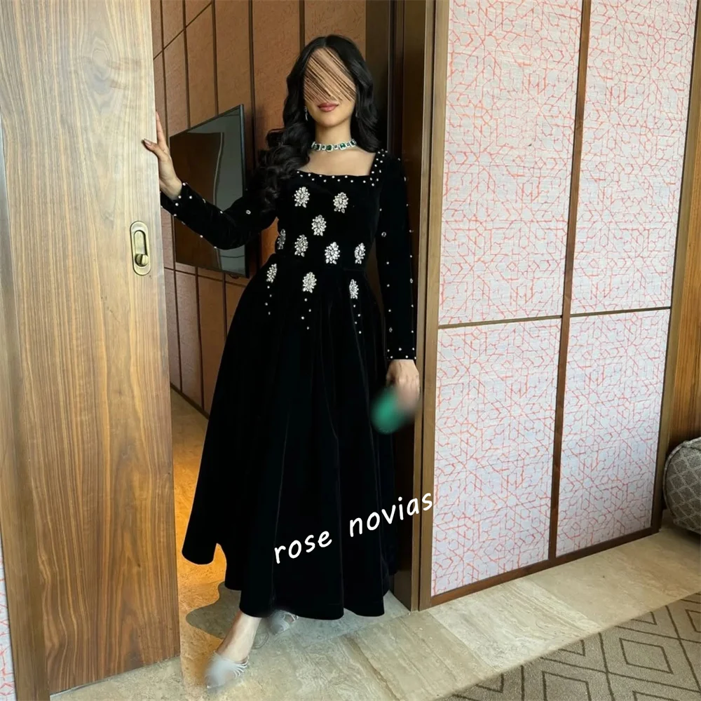 Sukienka wieczorowa midi w kształcie litery A z długimi rękawami, plisami, błyszczącymi dżetami, szyta na miarę, elegancka, na specjalne okazje, studniówkę, przyjęcie, wesele.