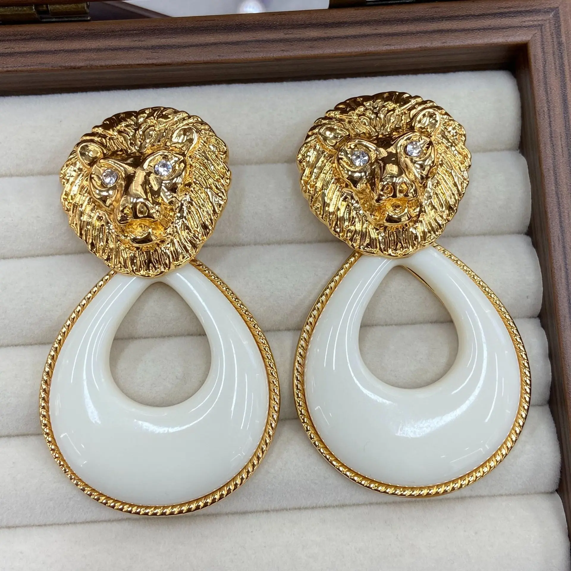 Retro Lion Head Statement Earrings Antique Gold Tone White Hollow Water Drop Dangle Earrings Lion Face Fashion Accessories