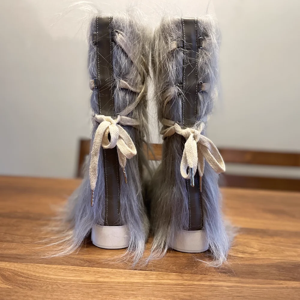 New Round-Toe Mid-Calf Snow Boots for Autumn Winter Grey Long-Fur Fashionable Crisscross Straps Platform Sole Boots