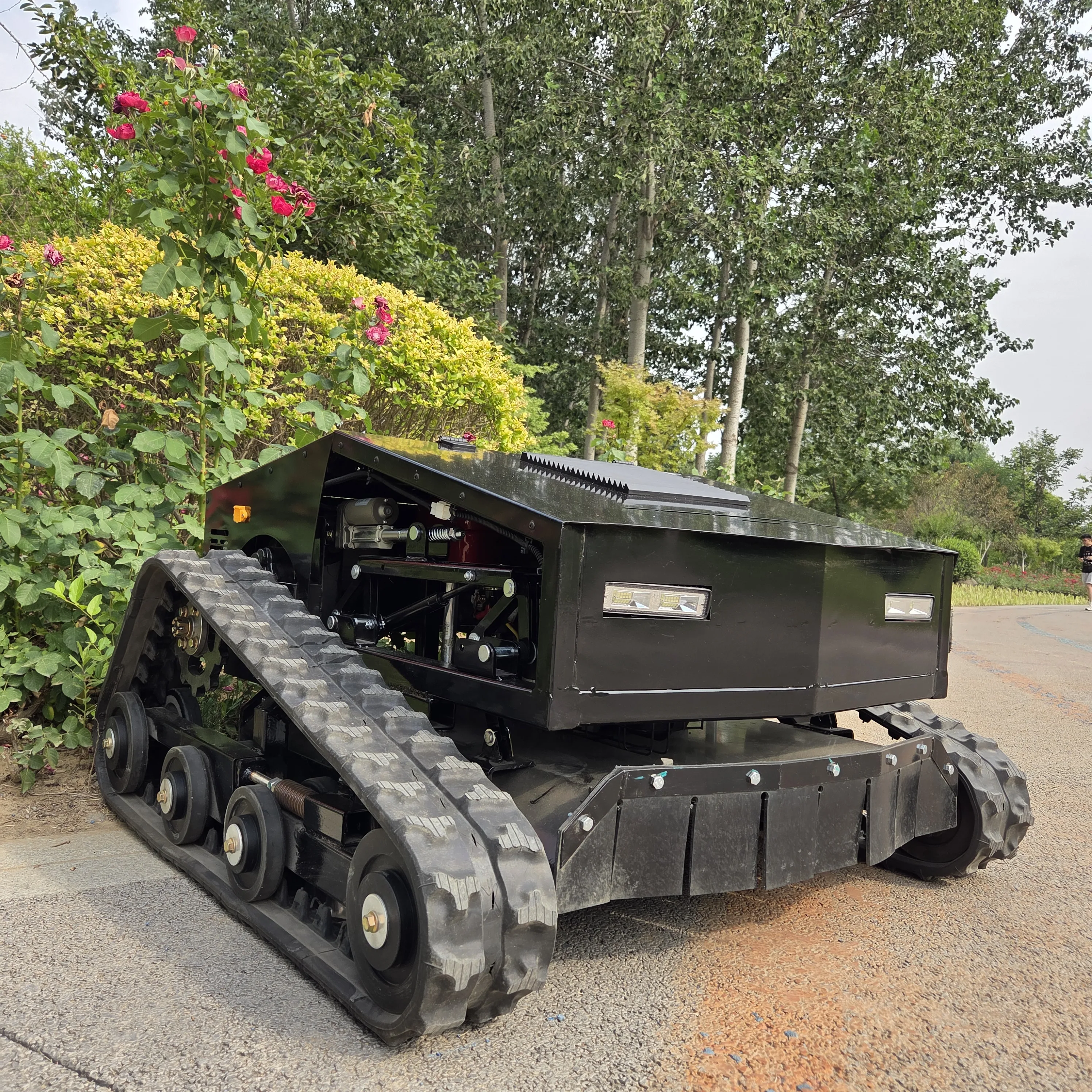 고효율 등반 제초 로봇, 완전 자동 원격 제어 잔디 깎는 기계, 복잡한 지형을 쉽게 처리