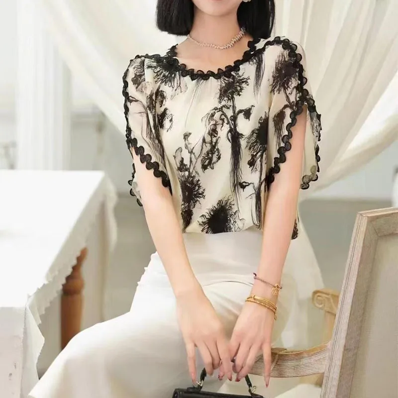 This summer's new fashionable and elegant plus-size top with a slimming belly design and short-sleeved small shirt with print