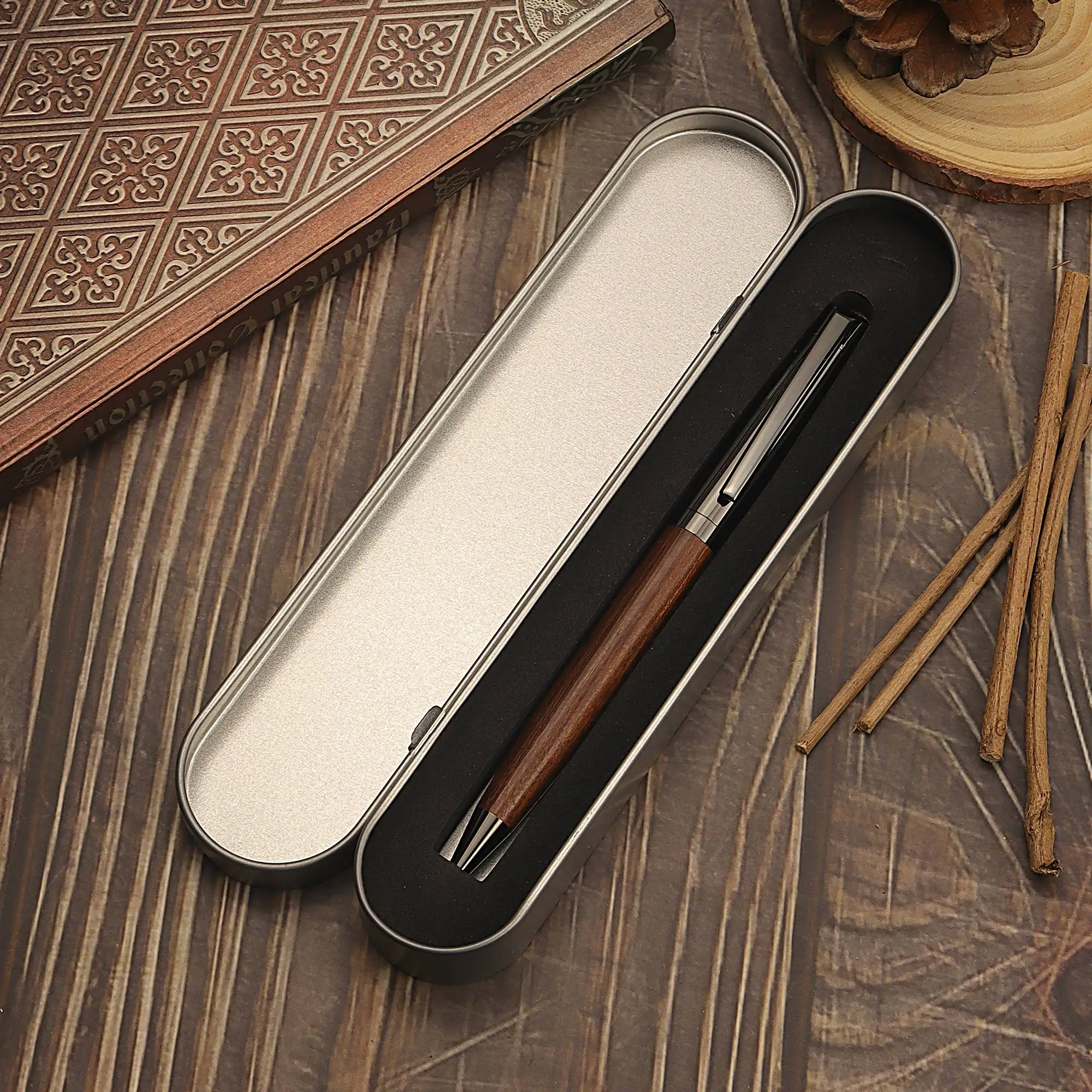 Bolígrafo de Alta Gama con Cuerpo de Metal y Madera, Escritura Suave, Diseño Minimalista y Elegante, Tinta Negra, Ideal para Uso en Oficinas y Negocios