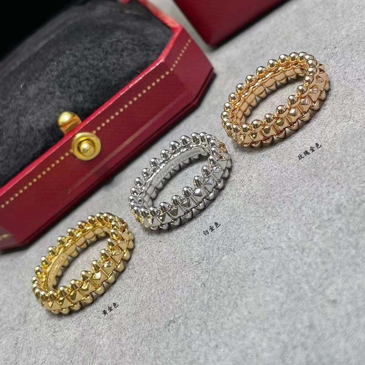 

The high-end card family bullet ring is exquisitely engraved with CNC technology and plated with 18K rose gold,