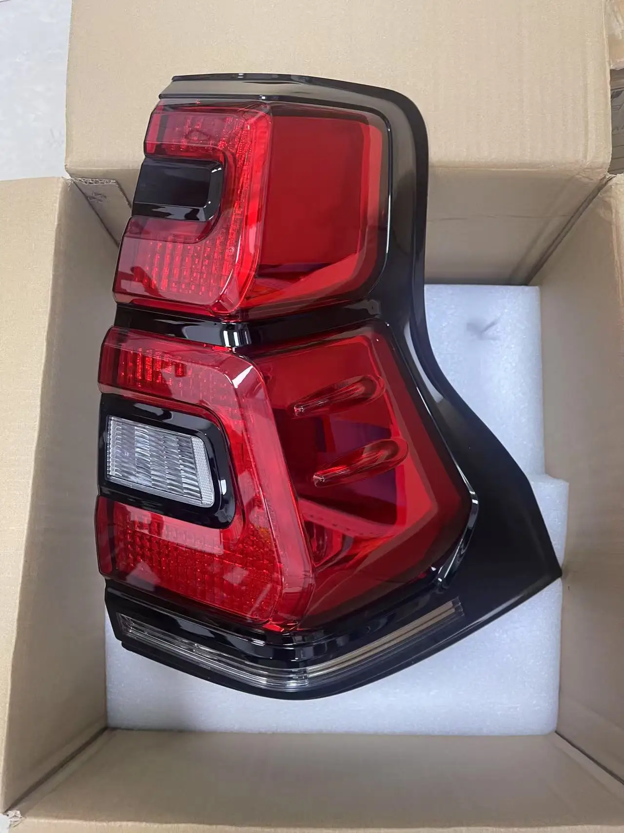 

Подходит для задних фонарей Toyota Harrier, модифицированного светодиодным задним фонарем в сборе.